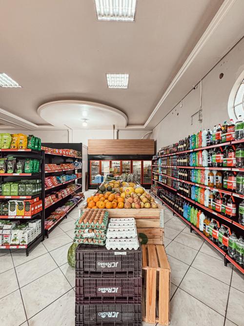 Interior da Costelão, com a fruteira e as gôndolas do mercado